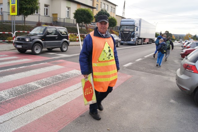 Wojciech Wajdowicz dba o bezpieczeństwo pieszych na przejściu w Tarnowcu