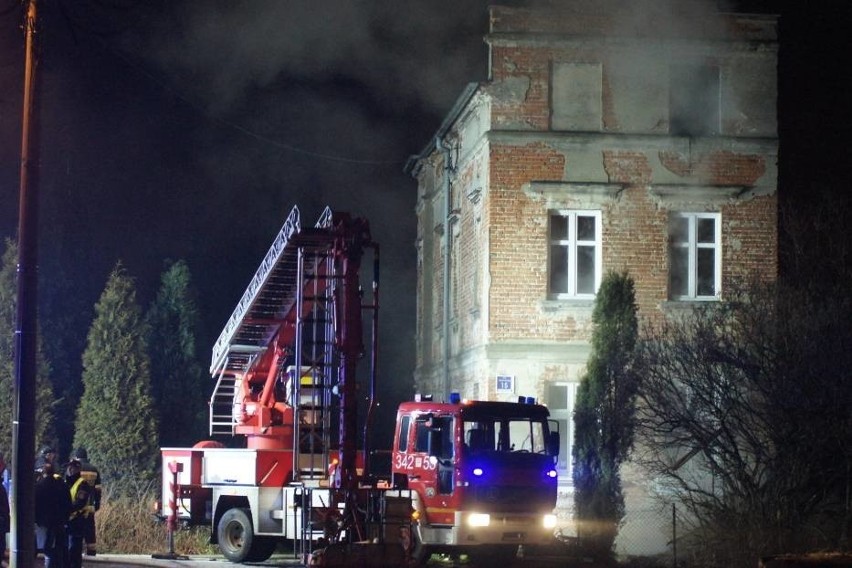 Kalisz: Pożar kamienicy przy ul. Czarna Droga [ZDJĘCIA + WIDEO]