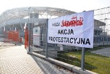 Protest w BBOSiR: pracownicy oflagowali obiekty sportowe w Bielsku-Białej ZDJĘCIA