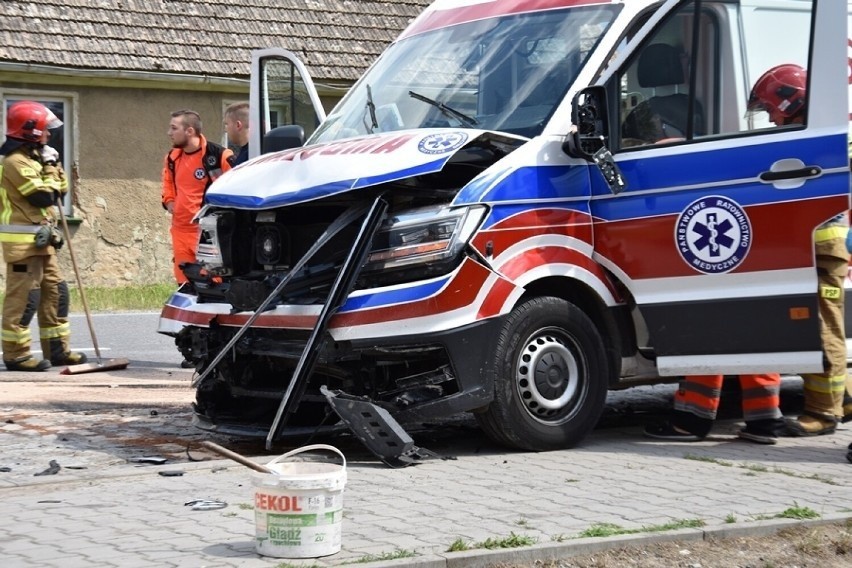 Wypadek karetki w Nowosiedlicach pod Wrocławiem. Droga jest zablokowana [ZDJĘCIA]