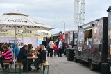 Zlot food trucków w Radomiu na parkingu centrum handlowego "Echo" przy ulicy Żółkiewskiego. Jest dużo smakołyków. Zobacz zdjęcia