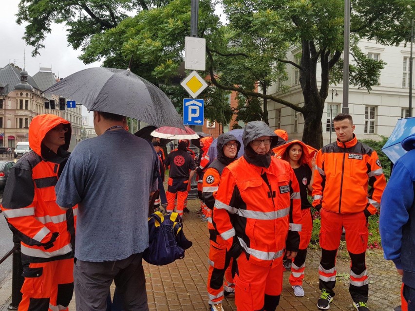 Pod Urząd Wojewódzki w Bydgoszczy zjechali ratownicy...