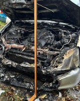 Pożar samochodu pod Krakowem. Jedna osoba poszkodowana, pomocy udzielał strażak w cywilu