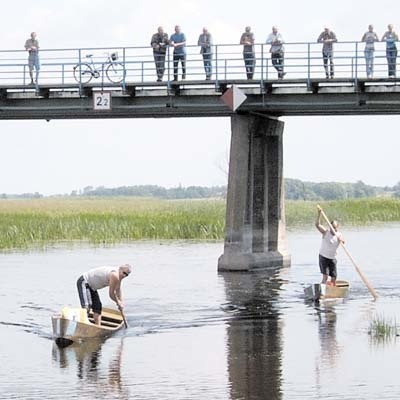 Sztuka pływania nie jest łatwa &#8211; trzymetrowe wiosło pychówki nie zawsze sięga dna