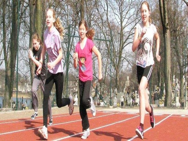 Na ostatnich zajęciach wychowania fizycznego ćwiczyły: Weronika, Lucyna, Nadia i Karolina (od lewej) z klasy Va