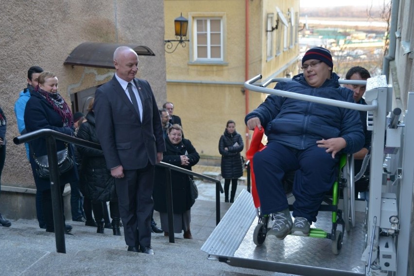 Sandomierskie kino już otwarte dla niepełnosprawnych. Pomogli uczniowie (ZDJĘCIA) 