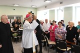Świąteczne śniadanie w Centrum Opiekuńczym Caritas w Wiśniówce. W wielkanocnym spotkaniu z chorymi uczestniczył biskup Jan Piotrowski