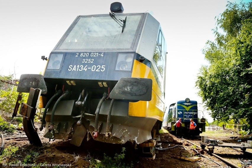 Szynobus wypadł z torów. Nie jeżdżą pociągi na trasie Wrocław - Trzebnica (ZDJĘCIA)