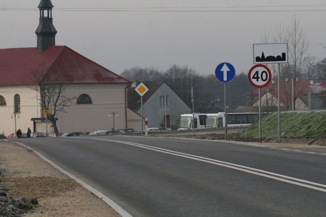 Ciekawostka numer 1. Jadąc od strony Kielc w kierunku Krasocina, chcąc skręcić w prawo na Oleszno, musimy złamać przepisy i nie dostosować się do znaku "nakaz jazdy prosto&#8221;.