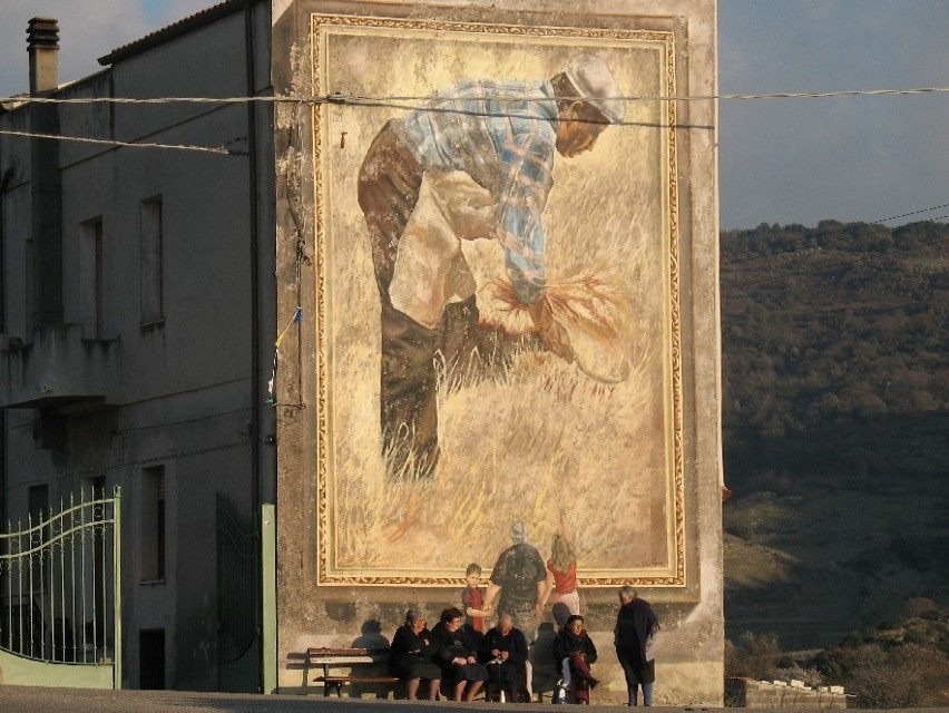 Murale często przedstawiaja scenki rodzajowe, mieszkańców...