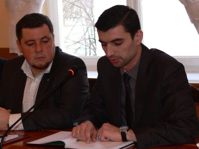 O planach związanych z połączeniem spółki matki ze spółką córką mówi Dominik Rzeźnik (po prawej), prezes Przedsiębiorstwa MKS.