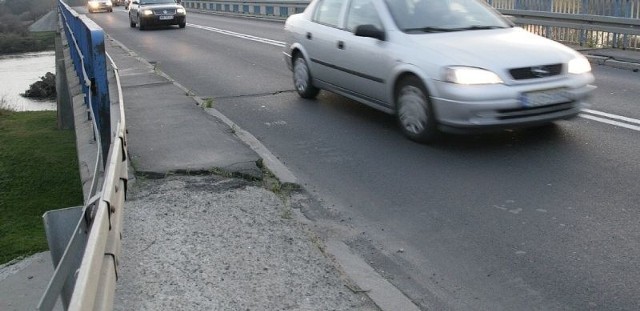 Most w Zarzeczu nadaje się już tylko do wyburzenia, jednak drogowcom z Warszawy wciąż nie spieszno na wprowadzenie tej inwestycji do realizacji.