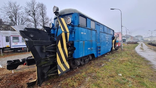 Tak z zewnątrz i w środku wygląda kolejowy pług odśnieżny SDPM.