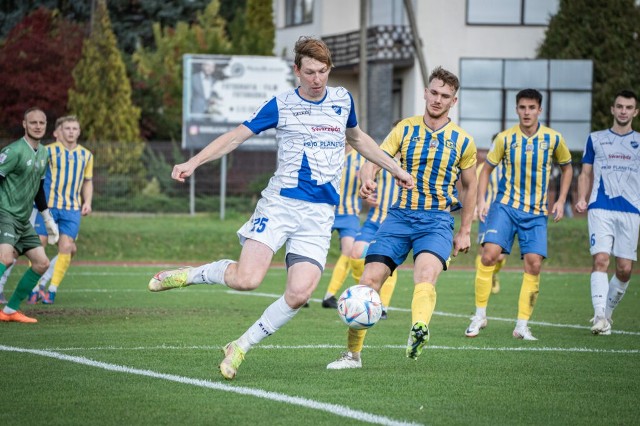 Łukasz Spławski strzelił gola na wagę zwycięstwa, w starciu z liderem trzeciej ligi - Świtem Skolwin.