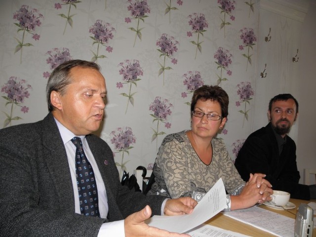 Od lewej Mariusz Brunka, Marzenna Osowicka i Radek Sawicki na konferencji Stowarzyszenia.