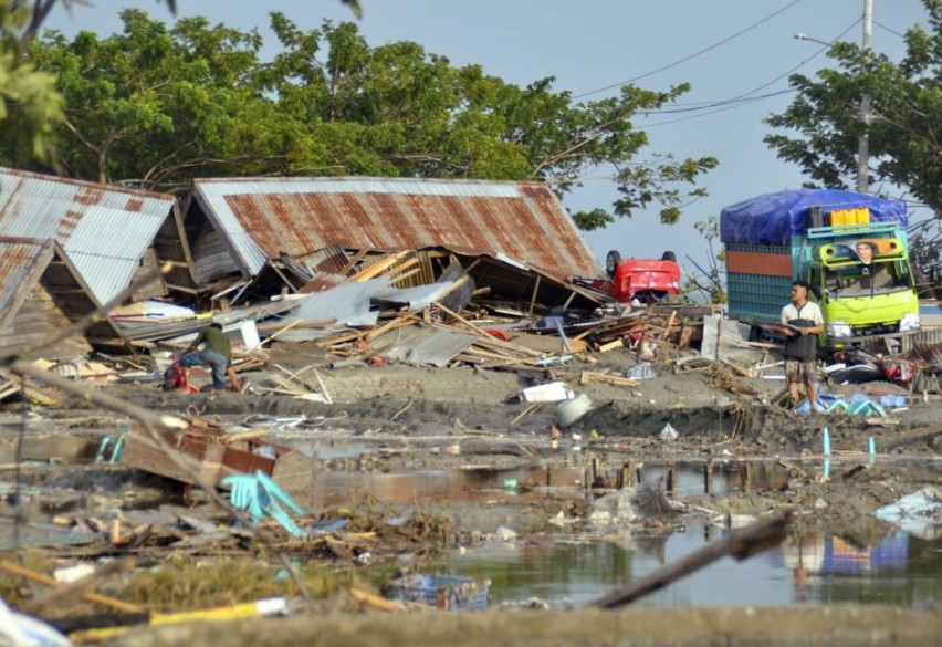 Zniszczenia spowodowane przez tsunami w Palu