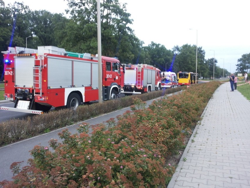 Wypadek na Lotniczej. Jadący pod prąd rowerzysta spowodował zderzenie daewoo z autobusem (ZDJĘCIA)