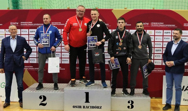 Mairbek Salimow (KS Wschód Białystok) na trzecim stopniu podium (z lewej)