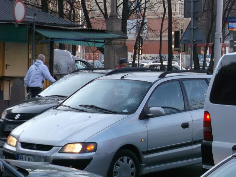 Wrocław: Wypadek na Traugutta. Piesza potrącona na pasach. Nie jeździły tramwaje (ZDJĘCIA)