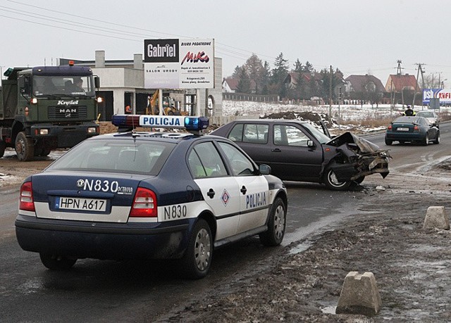 Do groLnie wyglądającego wypadku doszlo kilkanaście minut po godzinie 12 na ulicy Portowej. W jadący w strone Ustki samochód osobowy, wjechala wyjezdzająca z terenu budowy ciezarówka.