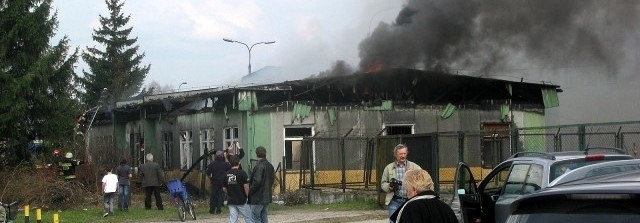 Ogień najprawdopodobniej zaprószyli pomieszkujący w baraku bezdomni.