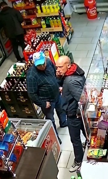 Klucze. Ukradli alkohol ze sklepu. Policja publikuje zdjęcia złodziei