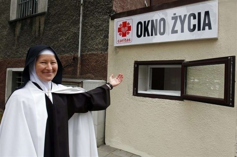 Oknem Życia opiekują się siostry Karmelitanki Dzieciątka...