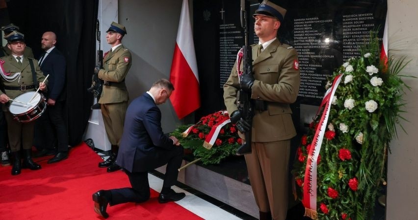 Prezydent Andrzej Duda złożył wieniec przy tablicy...