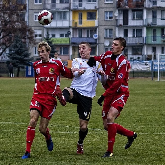 Piotr Burski (w środku) prawdopodobnie już nie zagra wiosną w barwach Czarnych Żagań.