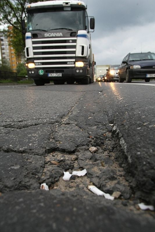 Przez Kielce przebiega kilka dróg tranzytowych. Tiry w centrum miasto to zabójstwo dla dróg, które nie wytrzymują dużego obciążenia.