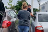 Piotrków: Mama zatrzasnęła w samochodzie półroczne dziecko. Policjanci wybili szybę pałką