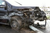 Wypadek na dk 1 koło Piotrkowa. Dachował samochód osobowy. Ranni