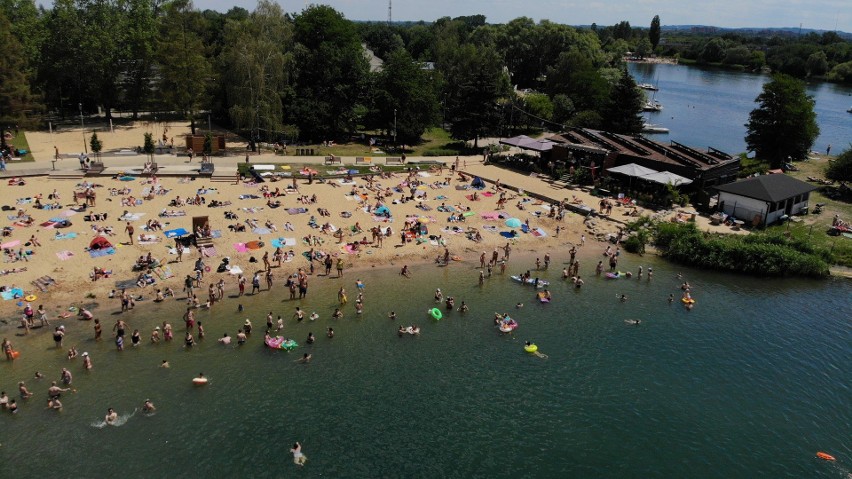 Upalny weekend nad Bagrami. Plażowicze chłodzą się w wodach zalewu [ZDJĘCIA] 