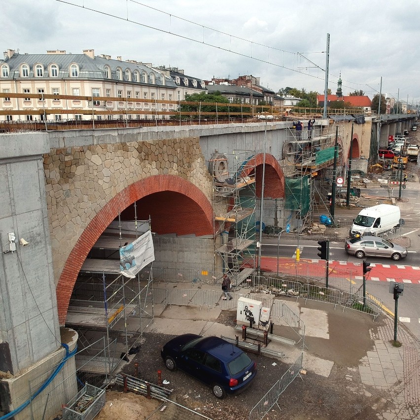 Kraków. Tonda upamiętniające powstanie wiaduktu na Grzegórzkach wróciły na swoje miejsce [ZDJĘCIA]