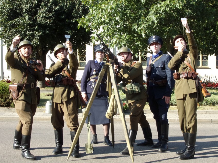 Radomscy rekonstruktorzy historyczni podczas inscenizacji...