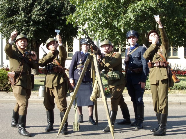 Radomscy rekonstruktorzy historyczni podczas inscenizacji "Nalotu bombowego na Mławę", na stanowisku karabinu maszynowego do obrony przeciwlotniczej.