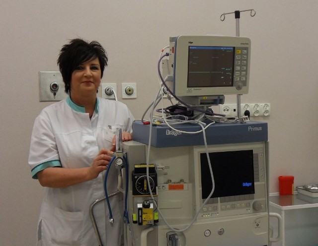Nowy aparat do znieczulania pacjentów prezentuje Barbara Pijar, pielęgniarka Nowego Szpitala