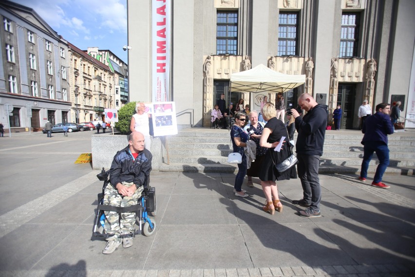 Protestujący w Katowicach chcieli wyrazić poparcie dla osób...