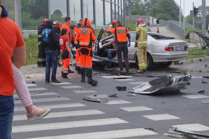 Wojtasa. Kierowca BMW uderzył w latarnię a wcześniej spowodował kolizję (ZDJĘCIA)