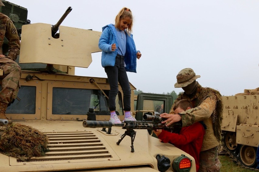 Dzieci z Domu Dziecka z wizytą u żołnierzy US Army na poligonie drawskim [zdjęcia]