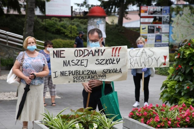 To nie pierwsza odsłona konfliktu na linii Smerfuś - Miasto. Na zdjęciu protest w obronie placówek z 25 czerwca 2020. 