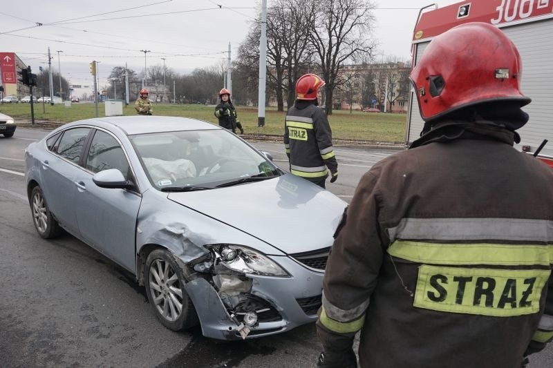 Wymusił pierwszeństwo na rondzie Lotników i wylądował na latarni ZDJĘCIA