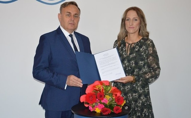 Piotr Leśnowolski, wójt gminy Jedlnia-Letnisko wręczył nominację na dyrektora PSP w Myśliszewicach, Annie Kwiatkowskiej (z prawej).