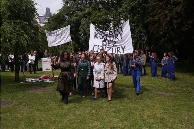 Gimnazjaliści zaprezentowali historyczny happening o drodze do wolności.