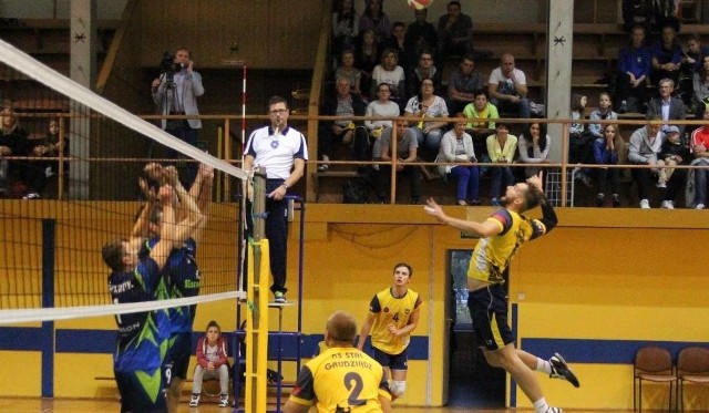 Siatkarze Stali Grudziądz (żółte koszulki) wygrali mecz w Świnoujściu