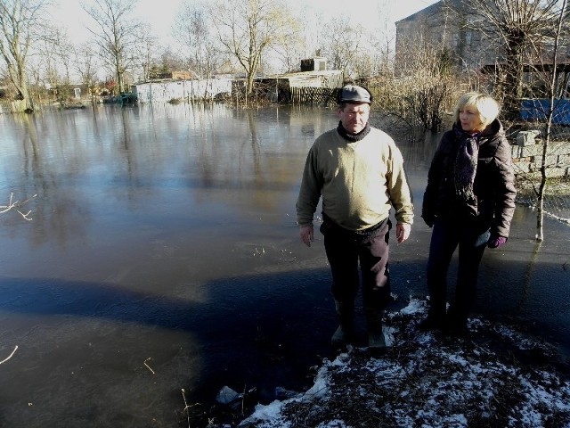 Zbigniew Kontowicz i Jolanta Wasyńczuk przed stawem, który zamienił się w jezioro