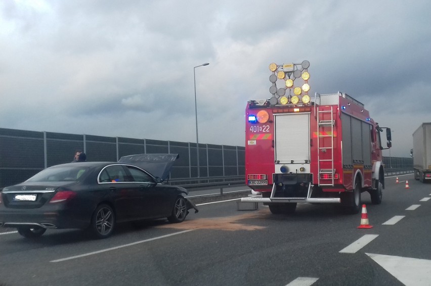 Autostrada A4. Zderzenie samochodu osobowego i ciężarówki obok MOP Kłaj w Stanisławicach - zobacz zdjęcia