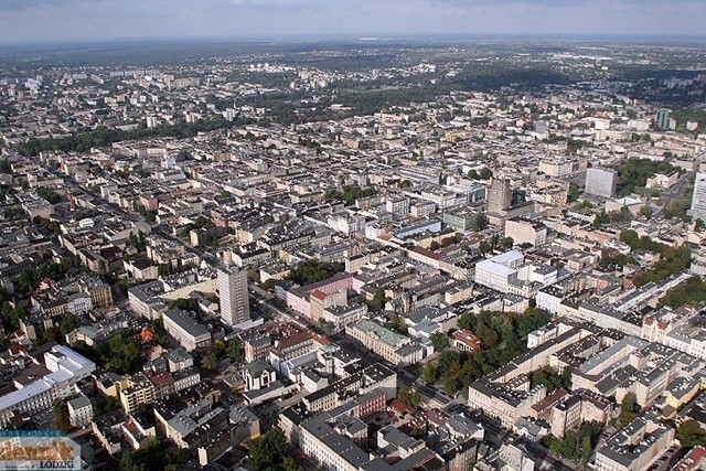 Światełko w centrumZ opublikowanego niedawno raportu o stanie gminnych nieruchomości wyłania się czarny obraz. Z użytkowania powinna być wyłączona połowa kamienic, znajdujących się w zasobach komunalnych. Do rozbiórki nadaje się ponad 600 budynków, w kolejnych dwóch tysiącach nie opłaca się już robić kapitalnego remontu, mają służyć do czasu nakazu rozbiórki przez nadzór budowlany. Śródmieście Łodzi, zaniedbane w czasach PRL, w wolnej Polsce przeszło kolejną falę degradacji, przy czym do popadających w coraz większą ruinę kamienic doszły jeszcze budynki pofabryczne. Jeśli kończąca się kadencja Hanny Zdanowskiej miałaby przez kogoś zostać dobrze zapamiętana, to głównie ze względu na wagę, jaką prezydent przyłożyła do konieczności rewitalizacji miasta (choć gwoli sprawiedliwości zaznaczyć należy, że kwartały w rejonie Sienkiewicza/Nawrot planowo zaczęły się zmieniać już za czasów J. Kropiwnickiego). Uruchomiła Zdanowska program "Mia100 kamienic", co jednak dużo ważniejsze, wraz z premierem, przywiozła do Łodzi nadzieję na miliardy z rządowej i unijnej kasy. Miliardy, a nie miliony - nareszcie zaczynamy się poruszać w kwotach adekwatnych do skali problemu. Łódź potrzebuje tych pieniędzy jak tlenu. Warto byłoby tego nie zepsuć.