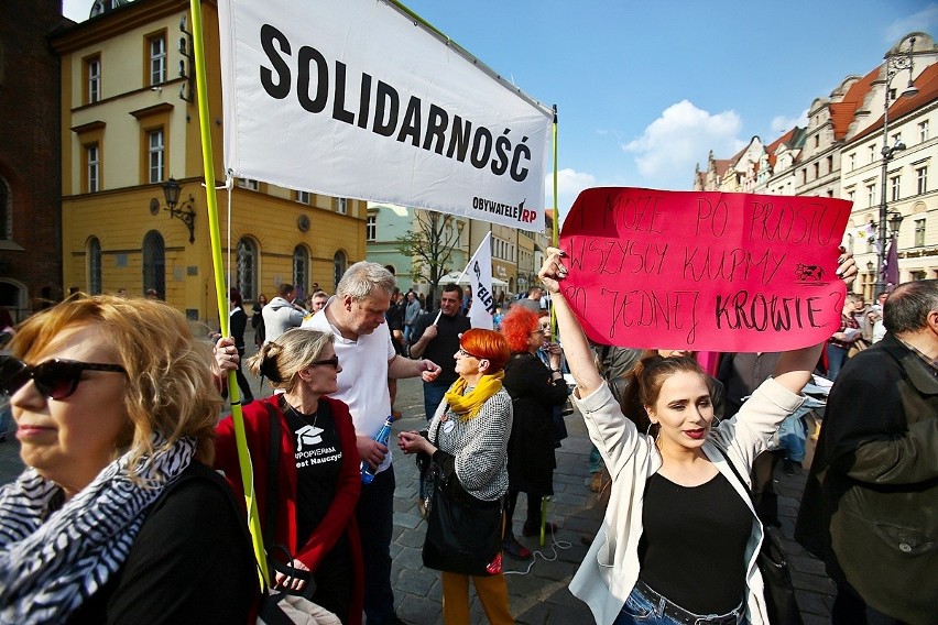 „Rząd powinien uklęknąć przed nauczycielami”. Pikieta poparcia dla strajku nauczycieli na wrocławskim Rynku (ZDJĘCIA)