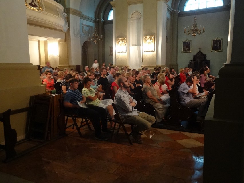 Poznańska publiczność licznie wypełniła kościół karmelitów...